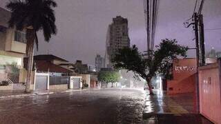 Chuva na Rua da Paz, no Jardim dos Estados, em Campo Grande. (Foto: Guilherme Correia)