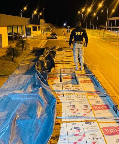 Motorista em fuga abandona carreta carregada com cigarros paraguaios e foge a p&eacute;