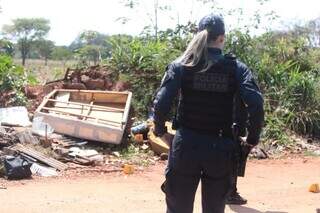 Movimentação de policiais militares onde o corpo da vítima foi localizado (Foto: Marcos Maluf) 