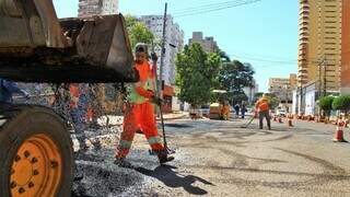 Trabalhador em obra de recapeamento em Campo Grande. (Foto: Prefeitura)