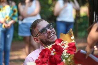 O médico Lucas Pacini esperou namorada com buquê de flores na suposta ocorrência. (Foto: Marcos Maluf)
