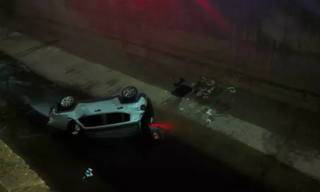 Carro que a vítima conduzia caiu dentro do córrego na noite de sábado. (Foto: reprodução / Direto das Ruas)
