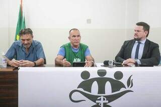 Presidente do Sintss, Alexandre Costa; presidente do Siems, Ângelo Macedo; e o advogado Márcio Almeida (Foto: Marcos Maluf)