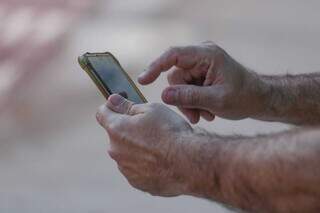 É preciso ter um celular compatível com a nova tecnologia. (Foto: Marcos Maluf)