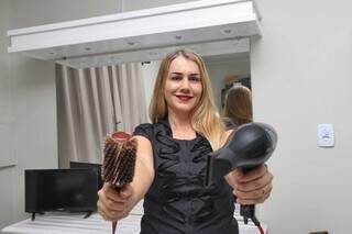 Há 16 anos, Laura Barão Gabinio é cabelereira em Campo Grande. (Foto: Paulo Francis)