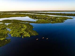 Pantanal visto de cima, com três canoas na água. (Foto: Instituto Homem Pantaneiro)