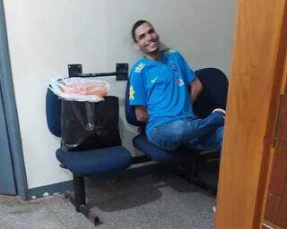 Alan Ramos Campagna, de 21 anos, foi flagrado dando risada em delegacia de polícia durante nova prisão. (Foto: Direto das Ruas)