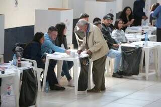 Morador de Pedro Juan Caballero vota em eleições internas de partidos (Foto: Divulgação)