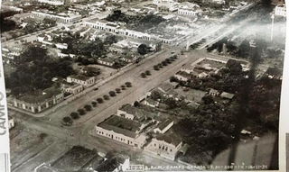 Foto aérea de 1936 na Afonso Pena, em que a construção aparece parcialmente no canto superior direito. (Foto: Arca/Folha da Serra)