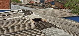 Telhado da USF Nova Esperança ficou danificdo (Foto: reprodução vídeo / Direto das Ruas)