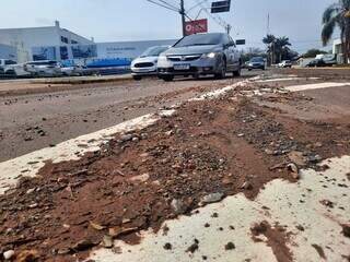 Barro e pedras na rotatória da Avenida Ceará com a Rua Joaquim Murtinho. (Foto: Caroline Maldonado)