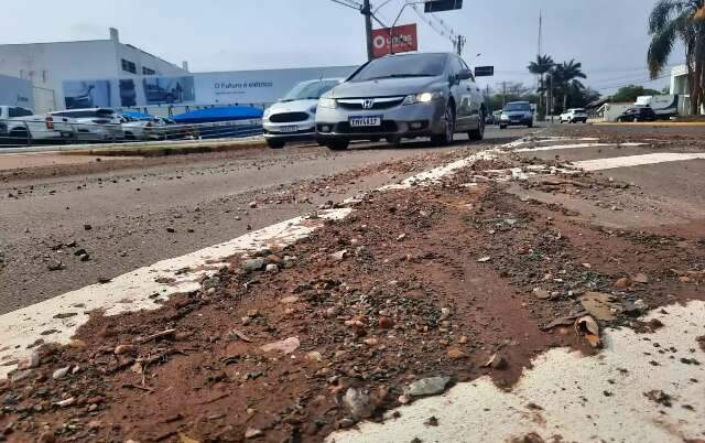 Sem cuidados, pedra e barro de obra v&atilde;o parar no meio de rotat&oacute;ria movimentada