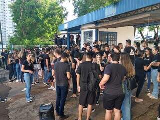 Estudantes em frente a universidade privada de Campo Grande. (Foto: Cleber Gellio)