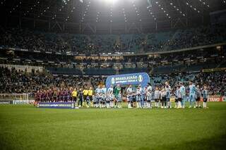 Times do Sport e Grêmio enfileirados antes da bola rolar nesta terça. (Foto: Reprodução/Twitter/Sport)