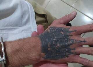 Foragido recapturado na fronteira mostra tatuagem na mão (Foto: ABC Color)