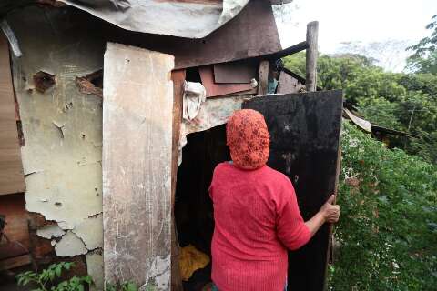 “Meu Deus, segura a minha casa”: chuva forte causa medo em moradores de favela