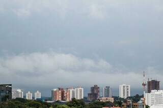 O dia amanheceu com céu nublado em Campo Grande e previsão é de mais chuva (Foto: Henrique Kawaminami) 