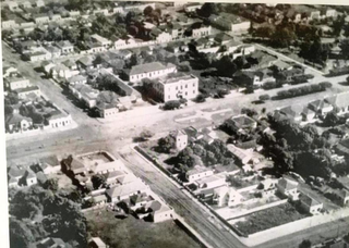 Vista aérea do prédio Mello e Cáceres, centralizado no registro da época. (Foto: Arca)
