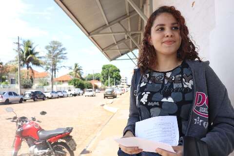 "Só tem vaga para trabalhar mais e receber menos", diz jovem para futuro governo