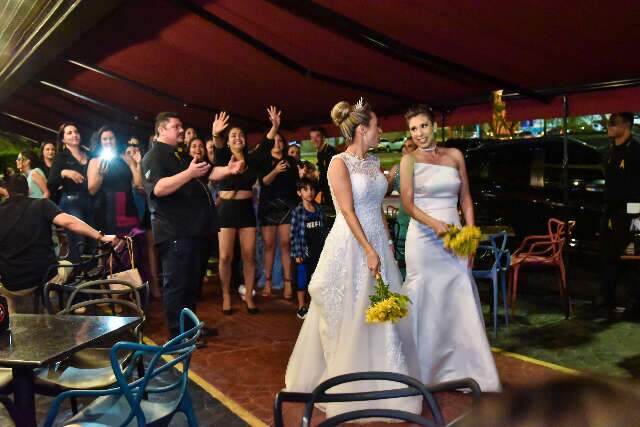 Depois do casamento, noivas foram distribuir buquês em bares da cidade