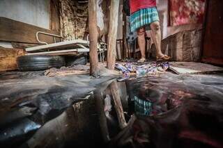 Temporal de ontem causou trantornos a moradores da Favela do Mandela, em Campo Grande. (Foto: Marcos Maluf)