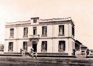 Registro da década de 1930 mostra o prédio Mello e Cáceres pouco tempo depois de fundado. (Foto: Reprodução/IBGE)