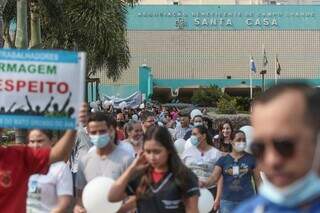 Cerca de 420 enfermeiros saíram da Santa Casa em passeata. (Foto: Marcos Maluf)
