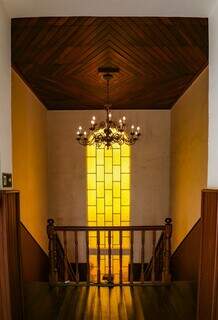 Escadaria, vitral e lustre são lembranças que remetem à história. (Foto: Kísie Ainoã)