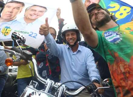 Vice de Bolsonaro desembarca em Campo Grande e vai pilotando moto até hotel 