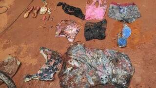 Roupas femininas encontradas em casa onde havia ossada dentro de foça (Imagem: Olimar Gamarra)