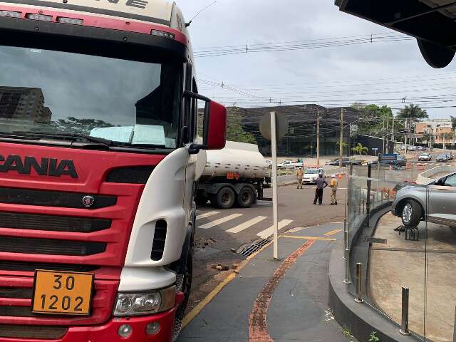 Bitrem com combust&iacute;vel n&atilde;o consegue subir e trava na Rua Bahia