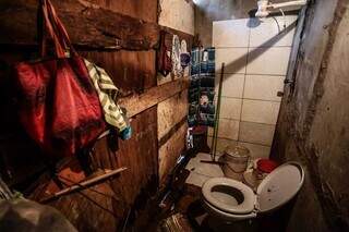 Banheiro que a moradora afirmou estar se movendo rumo ao córrego. (Foto: Marcos Maluf)