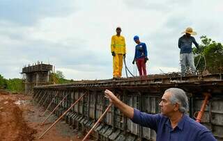 Governador Reinaldo Azambuja durante entrega de obras. (Foto: Nova Notícias/Reprodução)