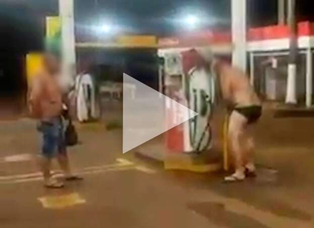 Posto corta chuveiro e caminhoneiro protesta tomando banho de cueca