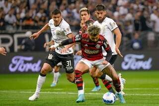 Atacante Gabriel escapa da marcação alvinegra em jogo da Libertadores (Foto: Divulgação)