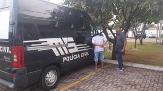 Rafael Ramos chegando na Deam, em Campo Grande. (Foto: Erick Josemar)