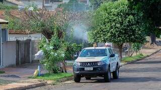 Veículo borrifando substância em enfrentamento contra mosquito da dengue. (Foto: Sesau)