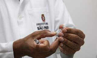 Profissional de saúde prepara aplicação de vacina contra a covid-19. (Foto: Agência Brasil)