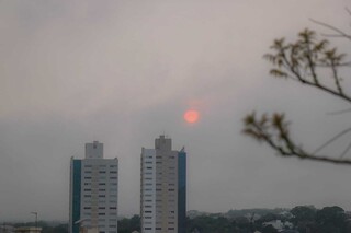 Sol entre muitas nuvens nesta manhã nublada em Campo Grande (Foto: Henrique Kawaminami)