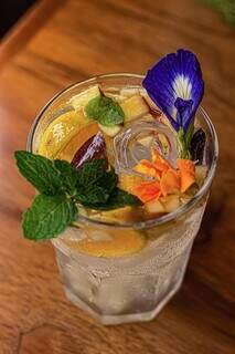 Água saborizada com flores também é opção refrescante. (Foto: João H. Braga)