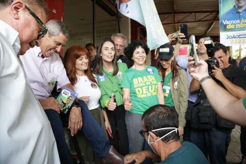 Com parada para café e engraxar sapato, Braga Netto faz campanha na 14 de Julho 