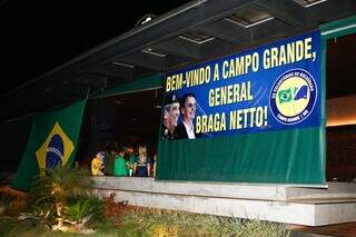 Restaurante na Capital estava com faixas para receber o candidato. (Foto: Alex Machado)