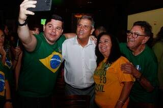 Eleitores de Jair Bolsonaro tiraram fotos com o candidato a vice. (Foto: Alex Machado)