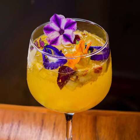 Pitada de flores mostra que drinks combinam com card&aacute;pio saud&aacute;vel