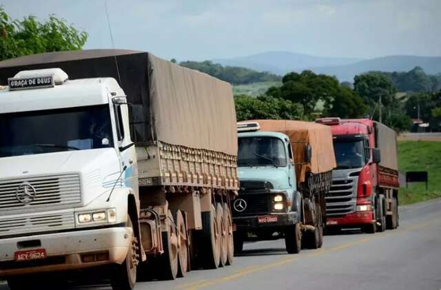 Consumidor pode lucrar com o efeito cascata da queda no pre&ccedil;o do diesel