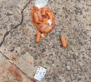 Salsichas e comprimidos que ladrão dava para o cão de guarda. (Foto: Direto das Ruas)