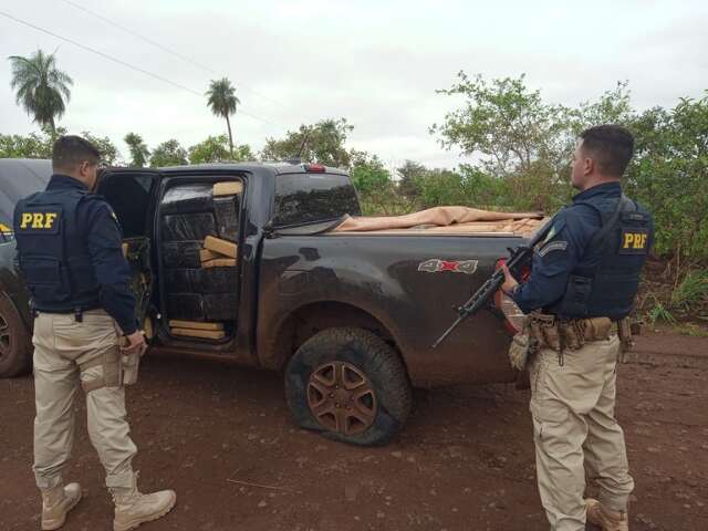 Parado pela PRF, traficante foge e abandona Ranger roubada com 1,5 t de maconha