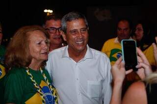 Braga Netto parou para tirar foto com apoiadores da chapa. (Foto: Alex Machado)