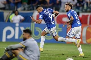 Jogadores do Cruzeiro celebram gol em jogo da segundona (Foto: Divulgação)