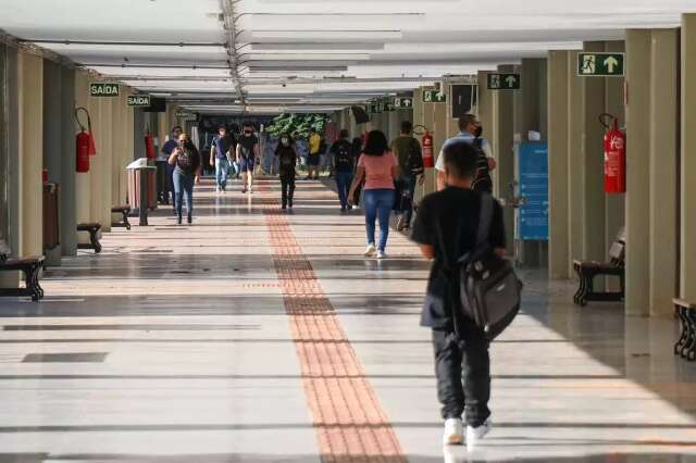 M&aacute;scaras deixam de ser obrigat&oacute;rias durante aulas em universidades